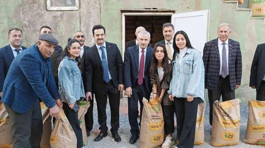 Hakkari’deki çiftçilere buğday ve tohum desteği