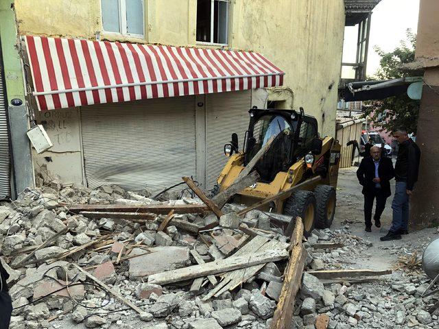İzmir'deki 4.9'luk depremde minare hasar gördü, 20'ye yakın binada çatlak var - Genel - İzmir - 