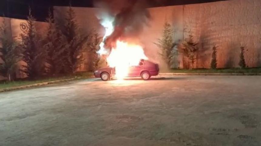 Park halindeki araç cayır cayır yandı