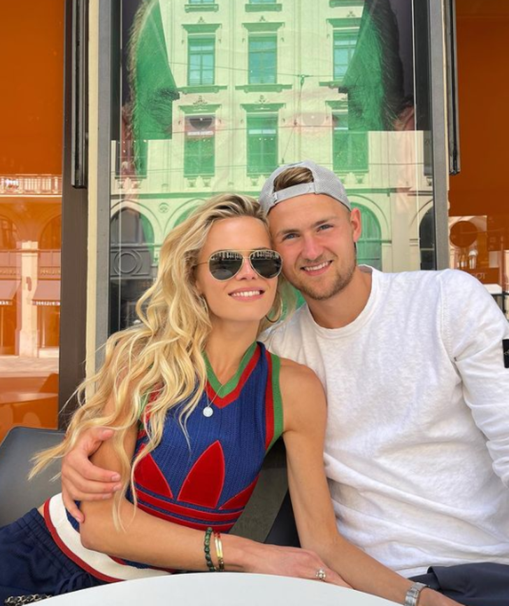 Matthijs de Ligt'in sevgilisi Annekee Molenaar çırılçıplak yatağa uzandığı pozuyla sosyal medyayı salladı G5