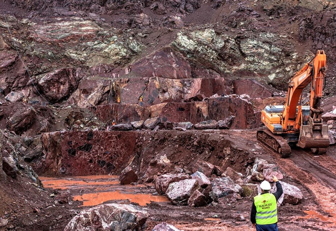 K&acirc;be&rsquo;den Beyaz Saray&rsquo;a kadar bir&ccedil;ok yeri s&uuml;sl&uuml;yor! D&uuml;nyada sadece T&uuml;rkiye&rsquo;nin bir ilinde var: Elazığ vişne mermeri 60 &uuml;lkeye ihra&ccedil; ediliyor