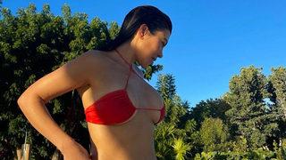 Model kardeşiyle yatağa uzandı! Kourtney Kardashian göğüslerini örtüyle kapattı