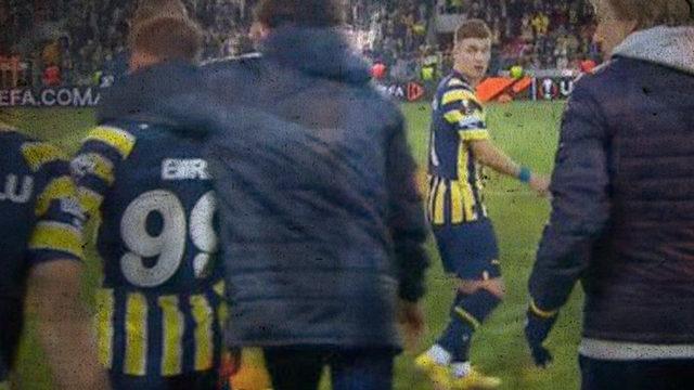 O kart sonrası Jorge Jesus deliye döndü! Oyuncusunun üzerine yürüdü, araya yardımcısı girdi