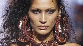 Seksi model Bella Hadid pencere önünde yarı çıplak poz verdi! Beğeni butonu çöktü