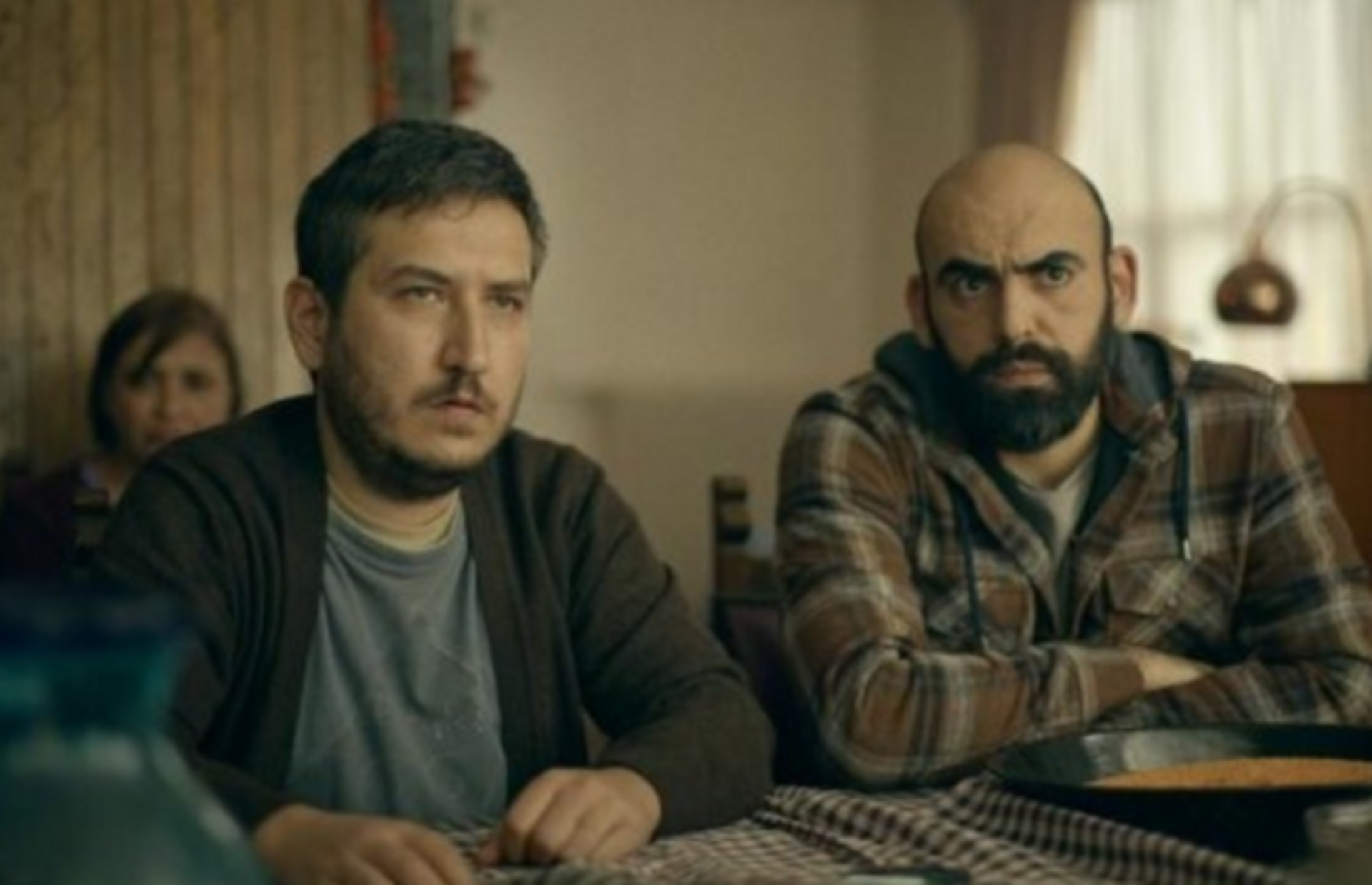 Son zamanların sevilen absürt komedisi Gibi'nin İlkkan'ının tarzını benimsemek isteyenlere gömlek önerileri