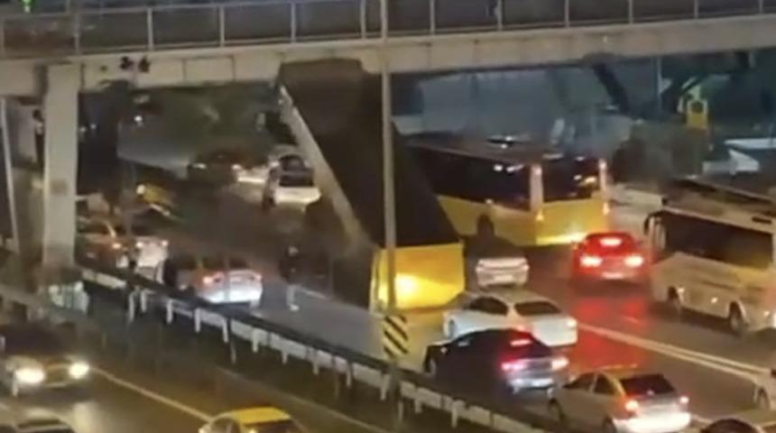 İstanbul Tuzla'da kamyon damperi üst geçide takılı kaldı! Trafik yoğunluğu oluştu...