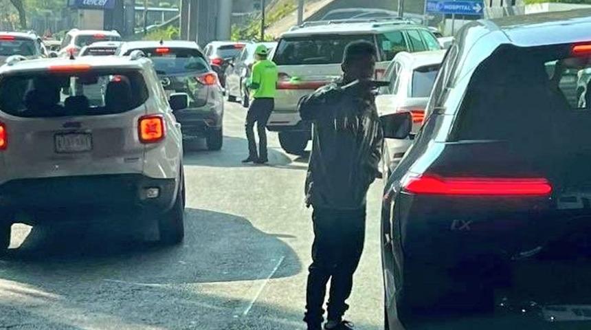 Meksika’da silahlı bir adam sıkışan trafikte tek tek araçları soydu!