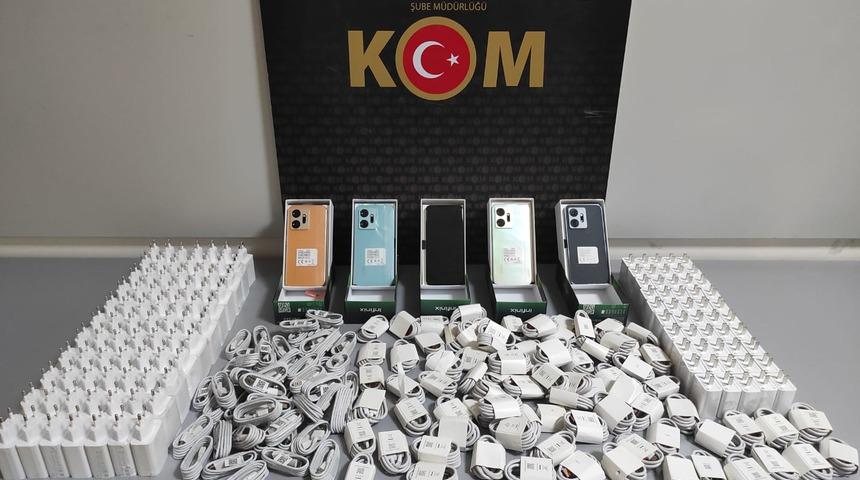 Samsun'da gümrük kaçağı cep telefonları ve aksesuarlar ele geçirildi