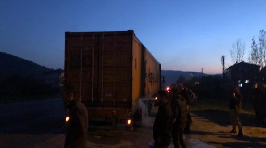 Tırın lastiği alev aldı, faciaya yol açmadan söndürüldü