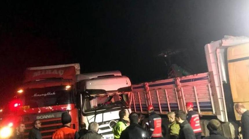 D-650’yi kilitleyen zincirleme trafik kazası! Bir kişi yaralandı...