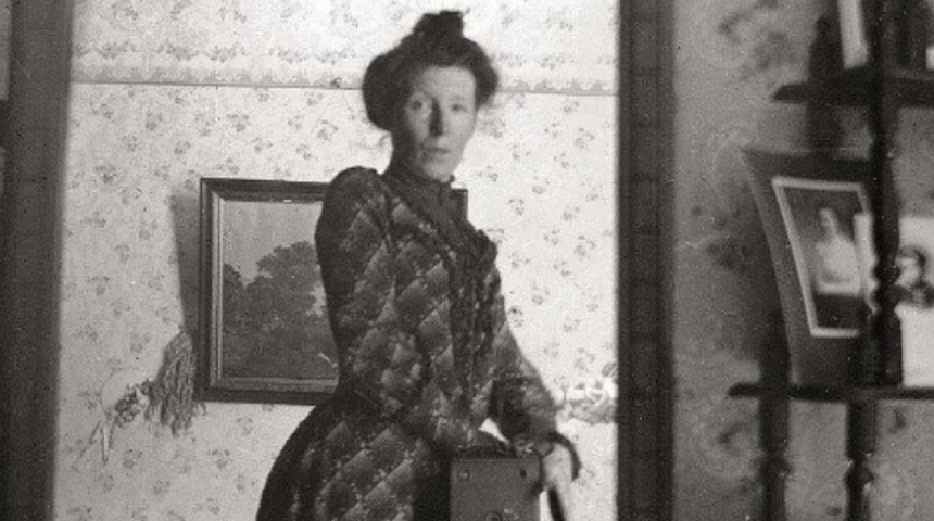 Siyah beyaz fotoğraf sosyal medyada g&uuml;ndem oldu! Y&uuml;zlerce yıl &ouml;nce &ccedil;ekildi ama... &ldquo;D&uuml;nyanın ilk ayna selfiesi&rdquo;