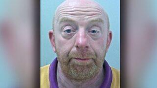 Palyaço maskeli kadın külotu giymiş sapık dehşet saçtı! Tüm bakımevlerini tek tek gezip önlerinde mastürbasyon yaptı