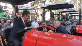 İlginç anlar! Sarıgül, 'Çiftçi traktör alamıyor' dedi, yetkili 'Traktör yetiştiremiyoruz' sözleriyle yanıt verdi