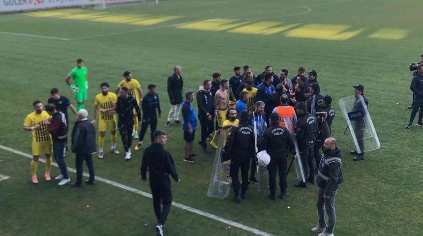 Maç bitti, saha karıştı! Büyük kavgayı önlemek isteyen polislere bile saldırdılar...