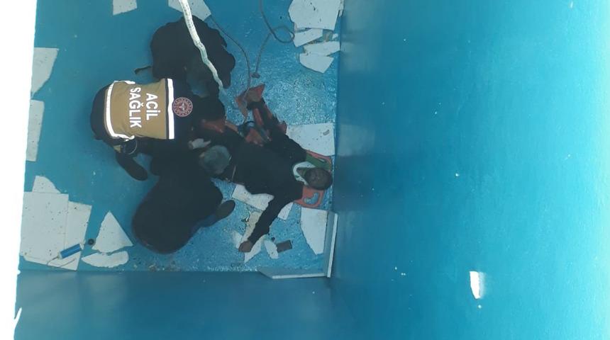Tadilat çalışmalarını izliyordu! 7 metre derinliğindeki boş su kuyusuna düştü