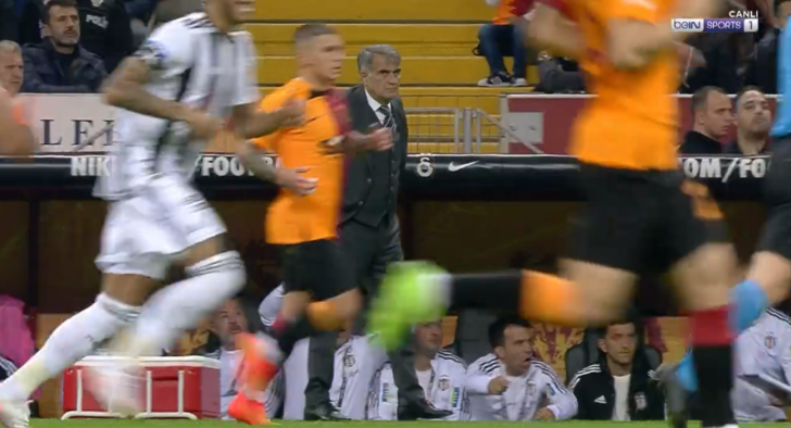 Son dakika: Galatasaray - Beşiktaş derbisinde ilginç an! Sergio Oliveira'nın vuruşu Şenol Güneş'in yüzüne çarptı... G5