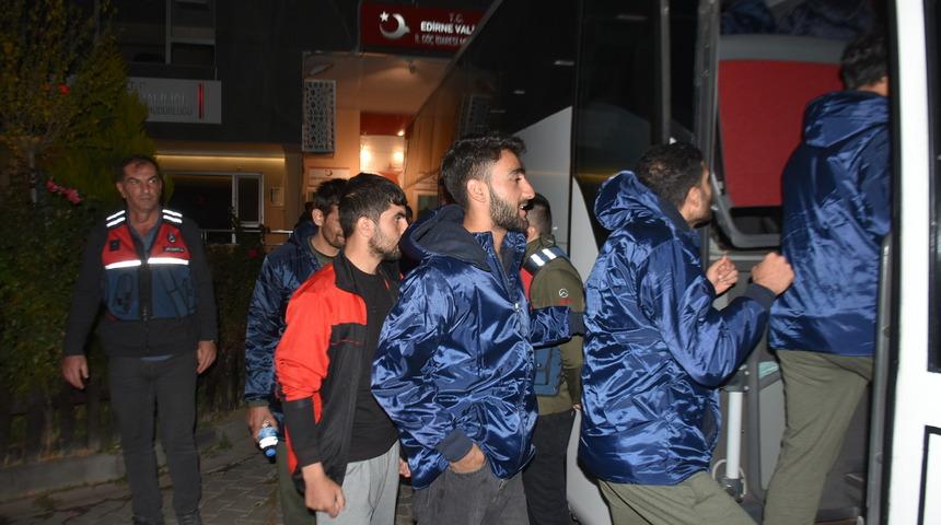 Edirne'de yakalanan 413 ka&ccedil;ak g&ouml;&ccedil;men &uuml;lkelerine g&ouml;nderildi