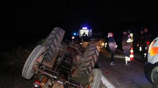 Yolda yürürken kaza yapan traktörün altında kalıp öldü
