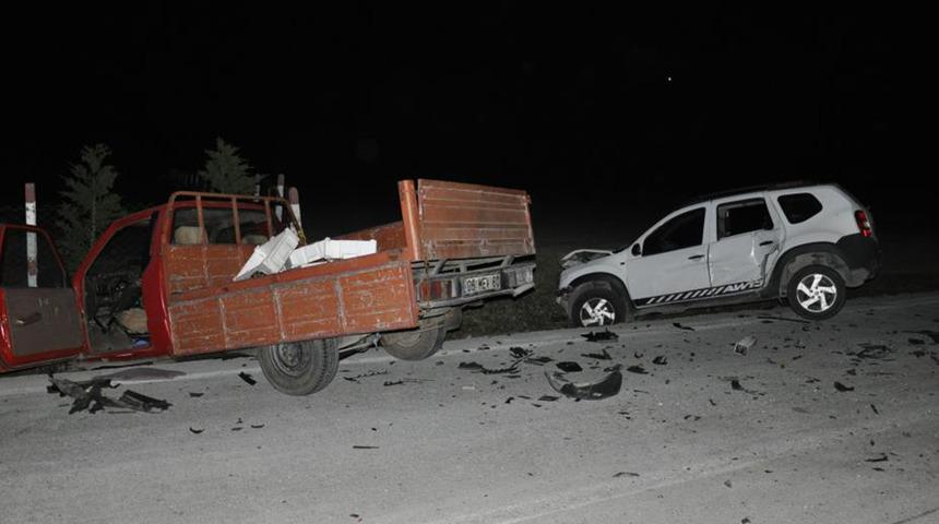 Kamyonet ile otomobil çarpıştı! Yaralılar var...