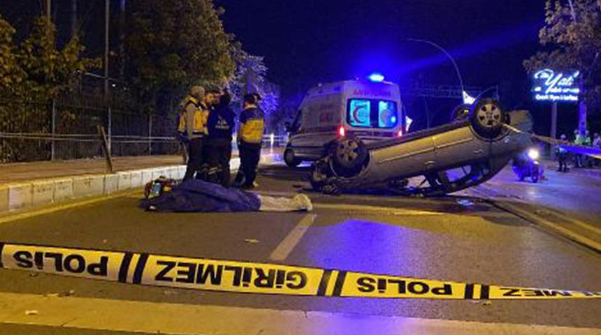 Feci kaza! Kaldırıma çarpan otomobil takla attı... Bir kişi hayatını kaybetti