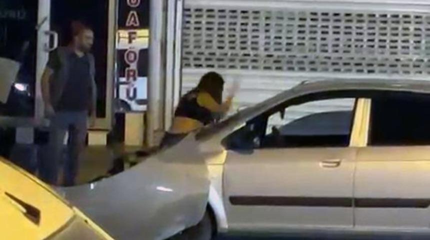 Kaza yaptı, sinirlenip kendi otomobiline zarar verdi! Şaşkına çeviren anlar kamerada