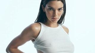 Transparan bady'nin altına iç çamaşırı giymedi! Eteği neredeyse belinden düştü