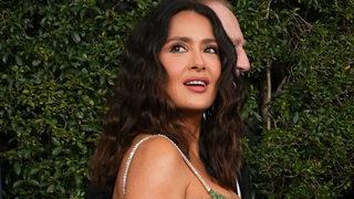 56 yaşındaki oyuncu Salma Hayek galada göğüslerini ön plana çıkardı! 'Dudak uçuklatıcı'