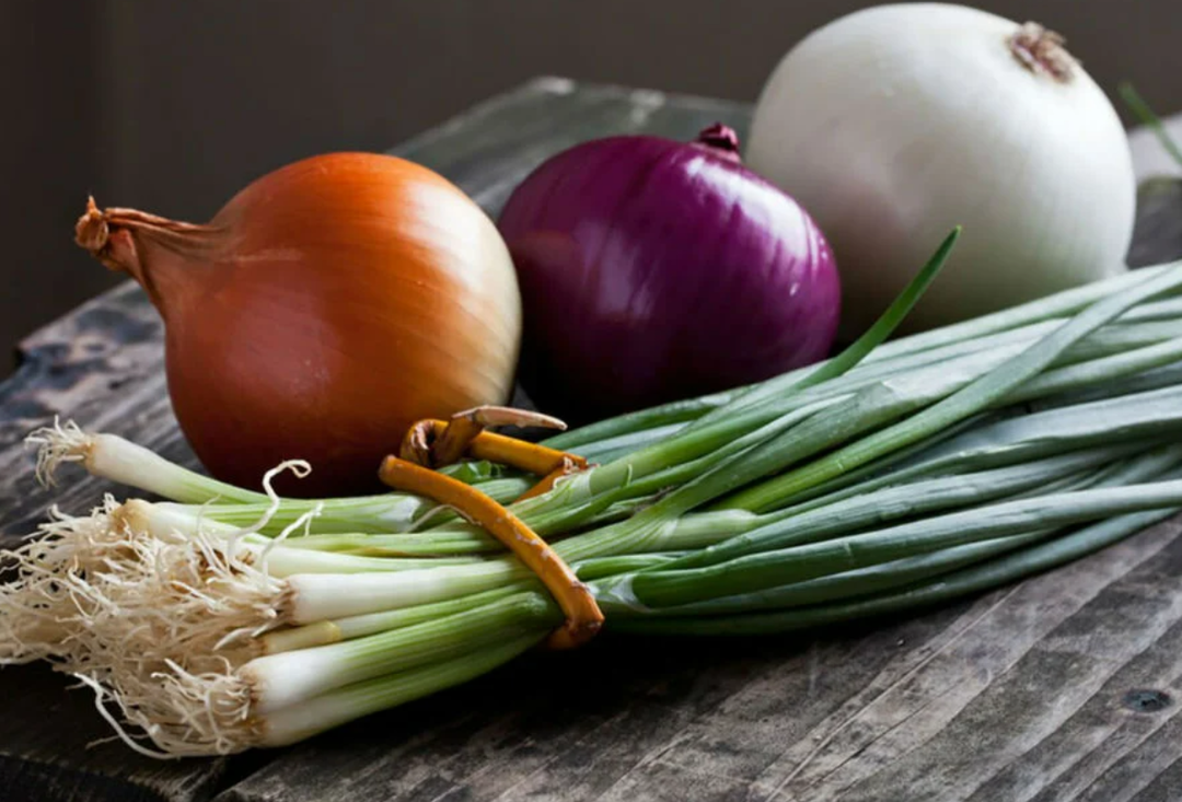 &Uuml;nl&uuml; şef a&ccedil;ıkladı: Soğanları bug&uuml;ne kadar yanlış kullanmışız! Hangi soğan nerede kullanılmalı?