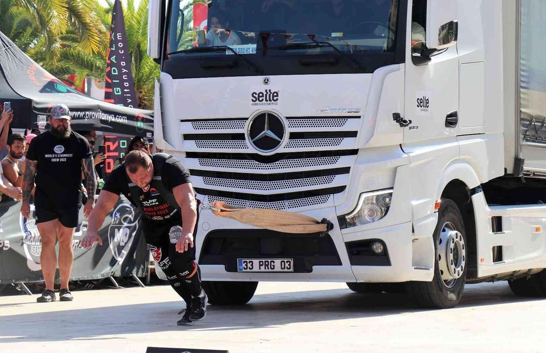 D&uuml;nyanın en g&uuml;&ccedil;l&uuml;leri tır &ccedil;ekti! O anlar nefes kesti