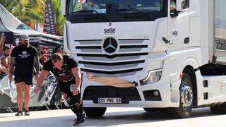 Dünyanın en güçlüleri tır çekti! O anlar nefes kesti