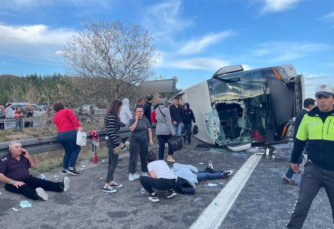 SON DAKİKA | Acı haber geldi: 3 &ouml;l&uuml;, 32 yaralı "Bariyerleri kırarak..." Bolu'da korkun&ccedil; kaza! Yolcu otob&uuml;s&uuml; devrildi