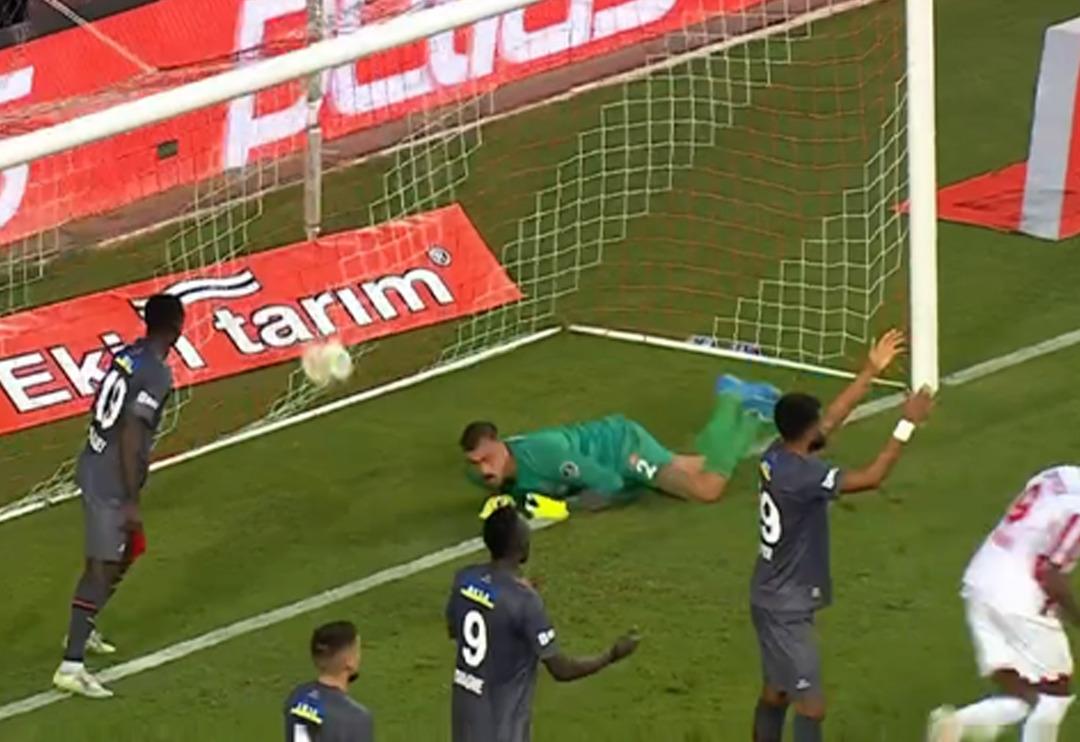 Antalyaspor-Fatih Karag&uuml;mr&uuml;k ma&ccedil;ında tarihi geri d&ouml;n&uuml;ş! 45 dakikada 5 gol &ccedil;ıktı...