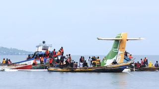 Suya gömülmüştü: Tanzanya'daki uçak faciasında can kaybı yükseldi! Uçağın arka kapısını açtı...