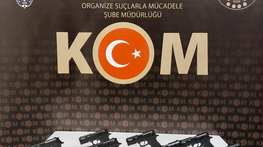 İzmir'de evinde silah ve uyuşturucu ele geçirilen şüpheli tutuklandı