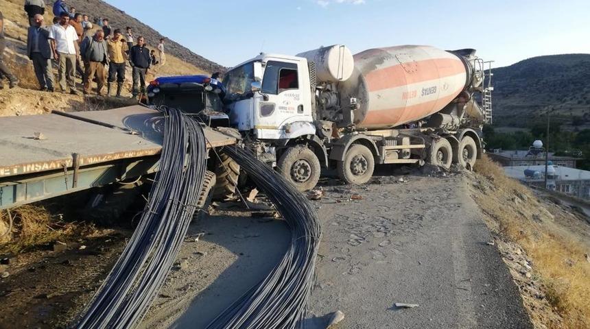 Mardin'de beton mikseriyle traktörün çarpıştığı kazada 2'si ağır 3 kişi yaralandı