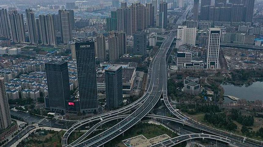 Çin'de salgın nedeniyle mühürlenen apartmandan düştü! Feci şekilde can verdi