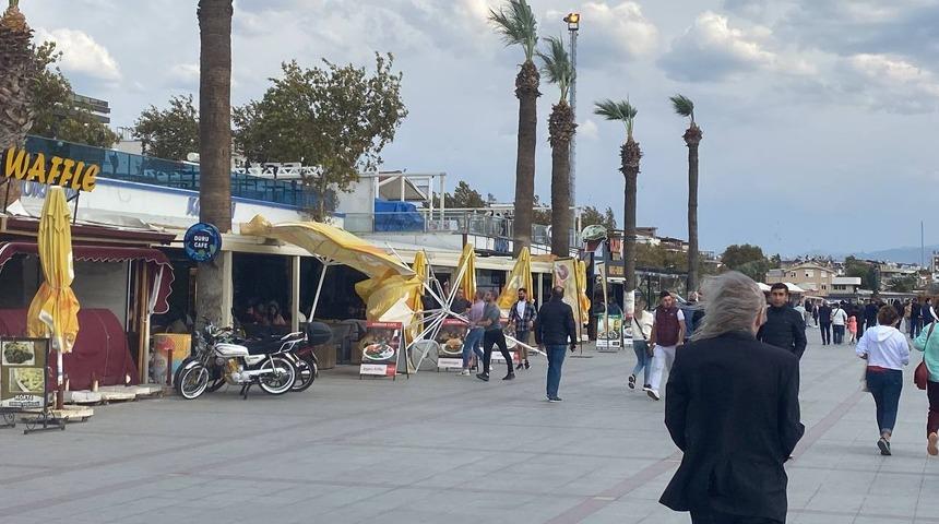 Edremit'te şiddeti yükselen lodos vatandaşlara zor anlar yaşattı