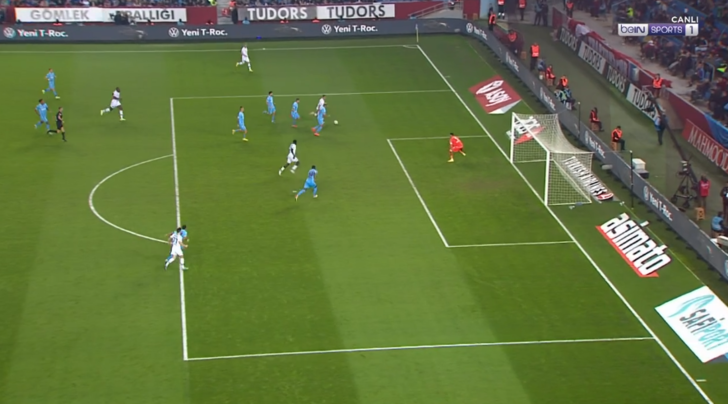 Konyaspor'un attığı gol sonrası Trabzonspor kulübesi sahaya daldı! Pozisyonda elle oynama var mı? G1