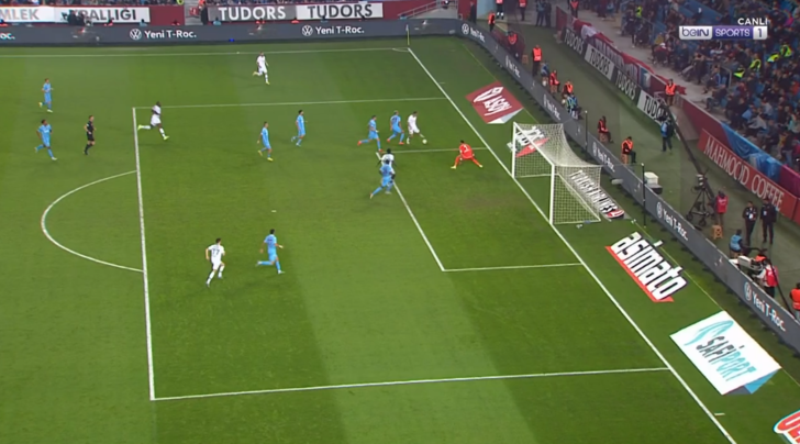 Konyaspor'un attığı gol sonrası Trabzonspor kulübesi sahaya daldı! Pozisyonda elle oynama var mı? G2