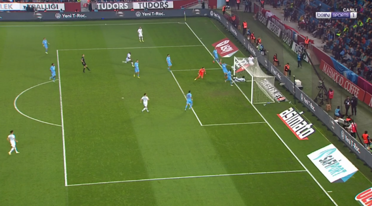 Konyaspor'un attığı gol sonrası Trabzonspor kulübesi sahaya daldı! Pozisyonda elle oynama var mı? G4