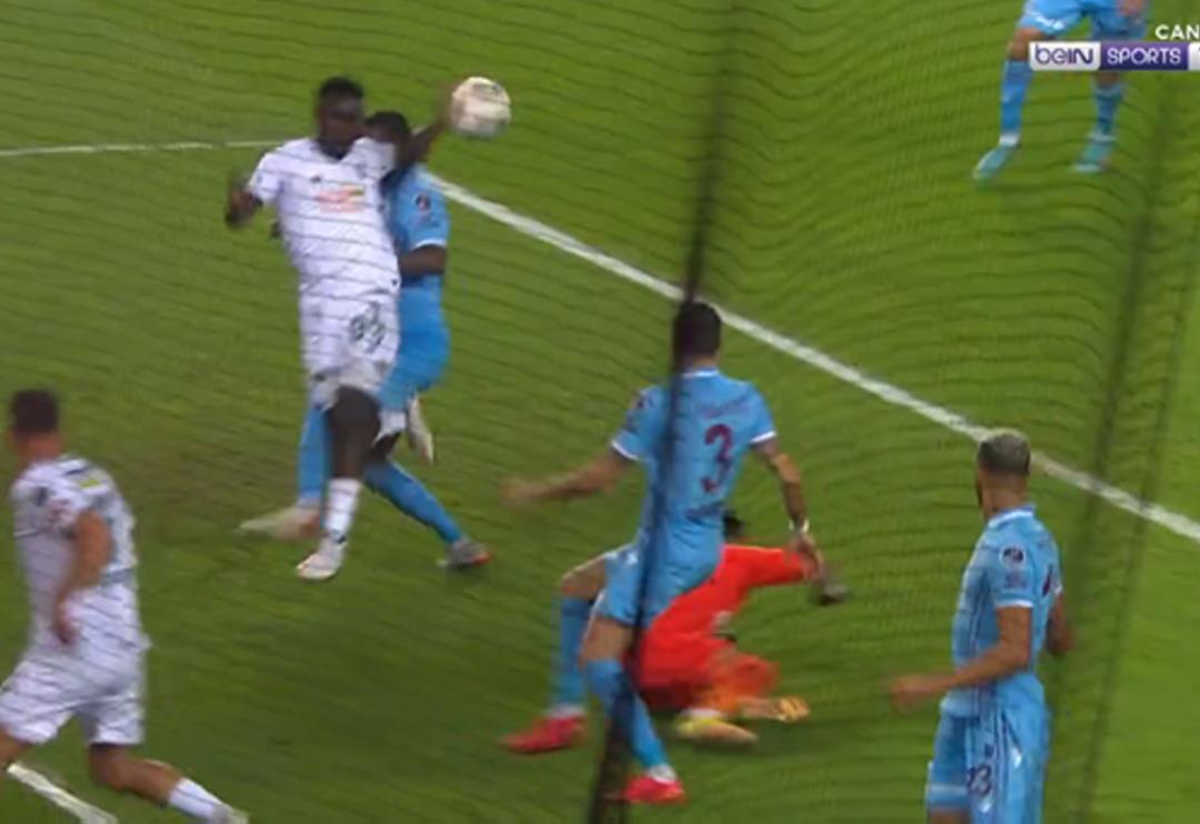 Konyaspor'un attığı gol sonrası Trabzonspor kul&uuml;besi sahaya daldı! Pozisyonda elle oynama var mı?