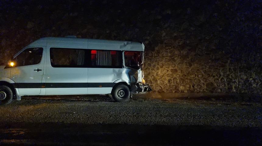 Düzce'de yolcu minibüsü ile çimento silobas'ı çarpıştı, 6 kişi yaralandı