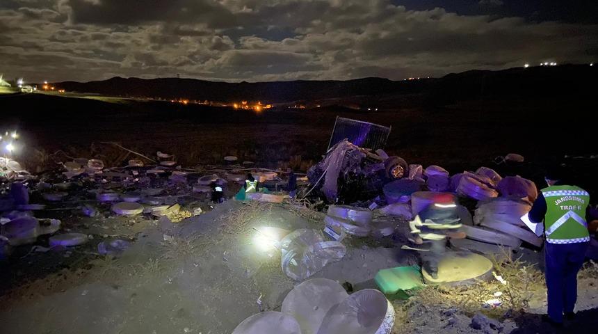 Ağrı'da şarampole devrilen tırın sürücüsü öldü