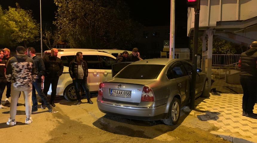 Gümüşhane'de polisten kaçan ehliyetsiz sürücünün kaza yapması sonucu 3 kişi yaralandı