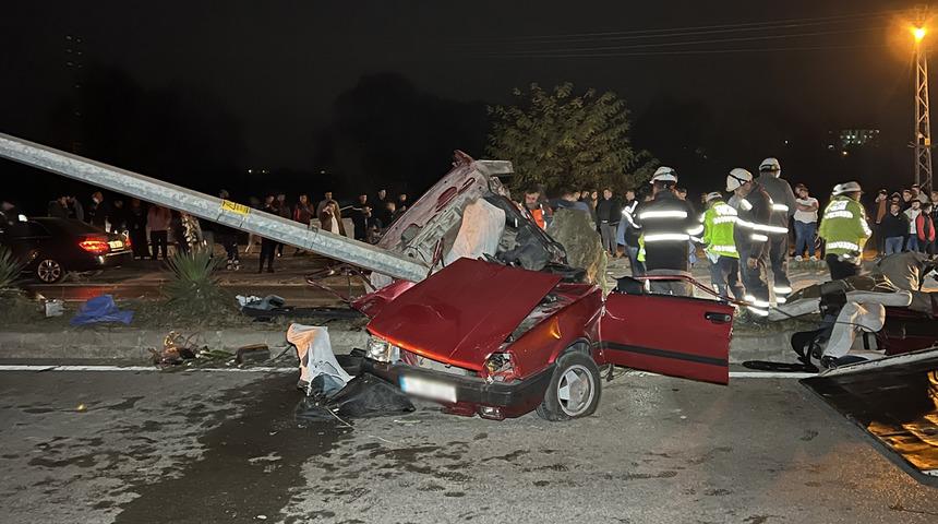 &Ccedil;ocuğun kullandığı otomobil direğe &ccedil;arpıp ikiye b&ouml;l&uuml;nd&uuml;! &Ouml;l&uuml; ve yaralılar var