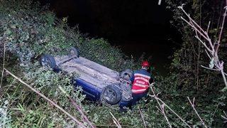 Sakarya'da devrilen otomobildeki 4 kişi yaralandı