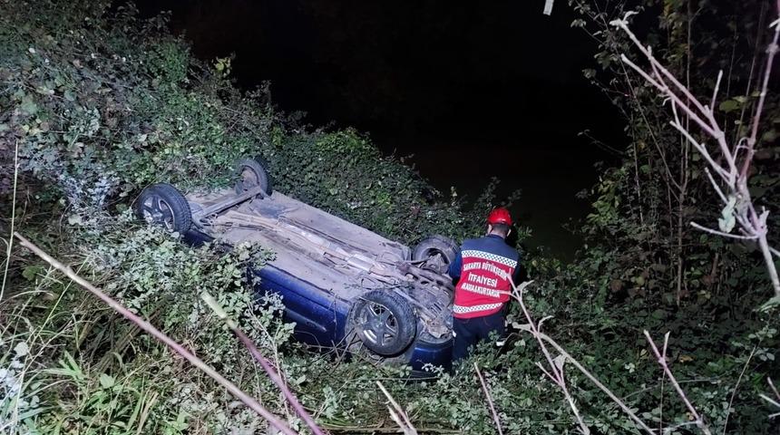 Sakarya'da devrilen otomobildeki 4 kişi yaralandı
