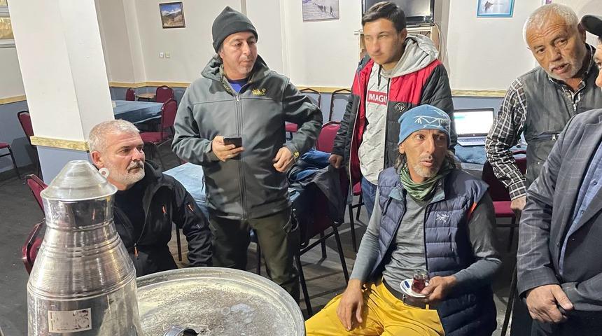 Uludağ'ın eteklerinde mahsur kalan 2 paraşütçü kurtarıldı