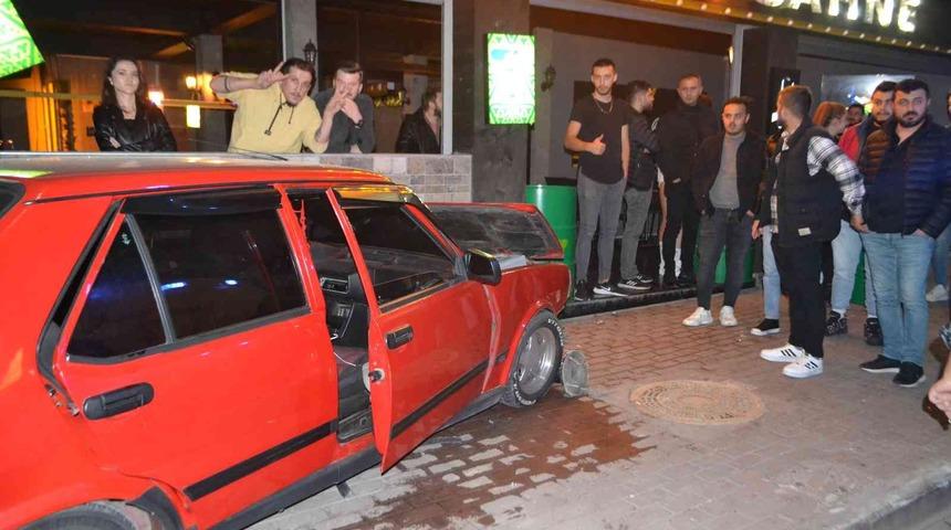 Polisi görünce panikleyen alkollü sürücü eğlence mekanının duvarına böyle çarptı