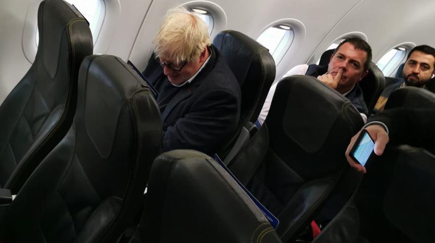 Tarifeli seferde eski başbakanı görenler şaşırdı! İstanbul'a gelen Boris Johnson ezber bozdu